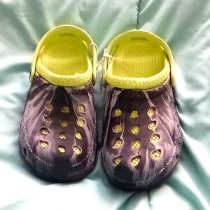 Youth boys black tie dye clogs size 3/4 ( box AZ )